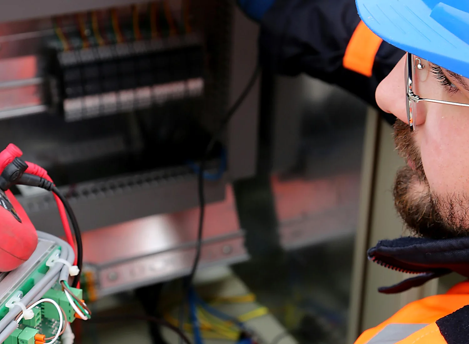 Técnico revisando un cuadro eléctrico
