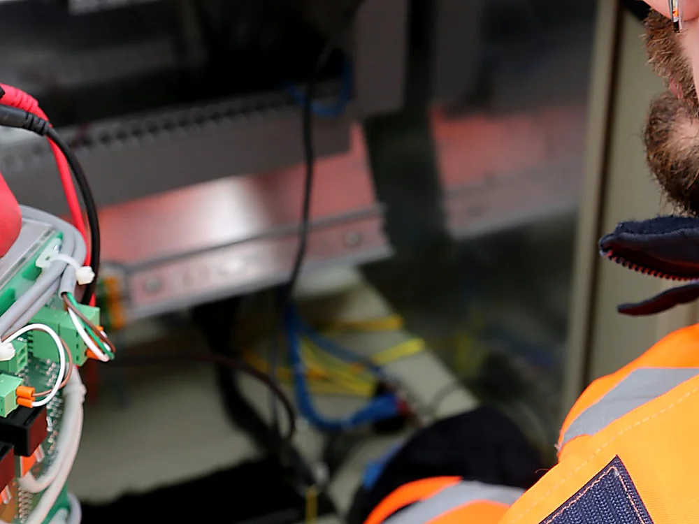 Técnico realizando un trabajo eléctrico en Batres