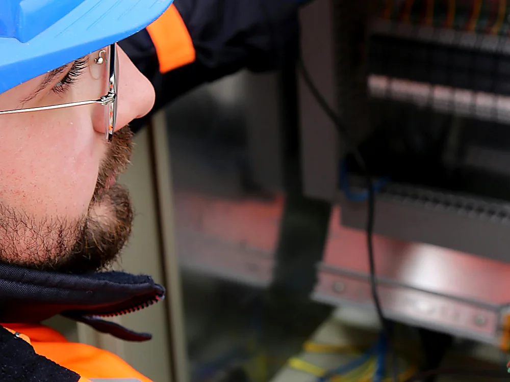 Revisión técnica de conexiones y componentes eléctricos