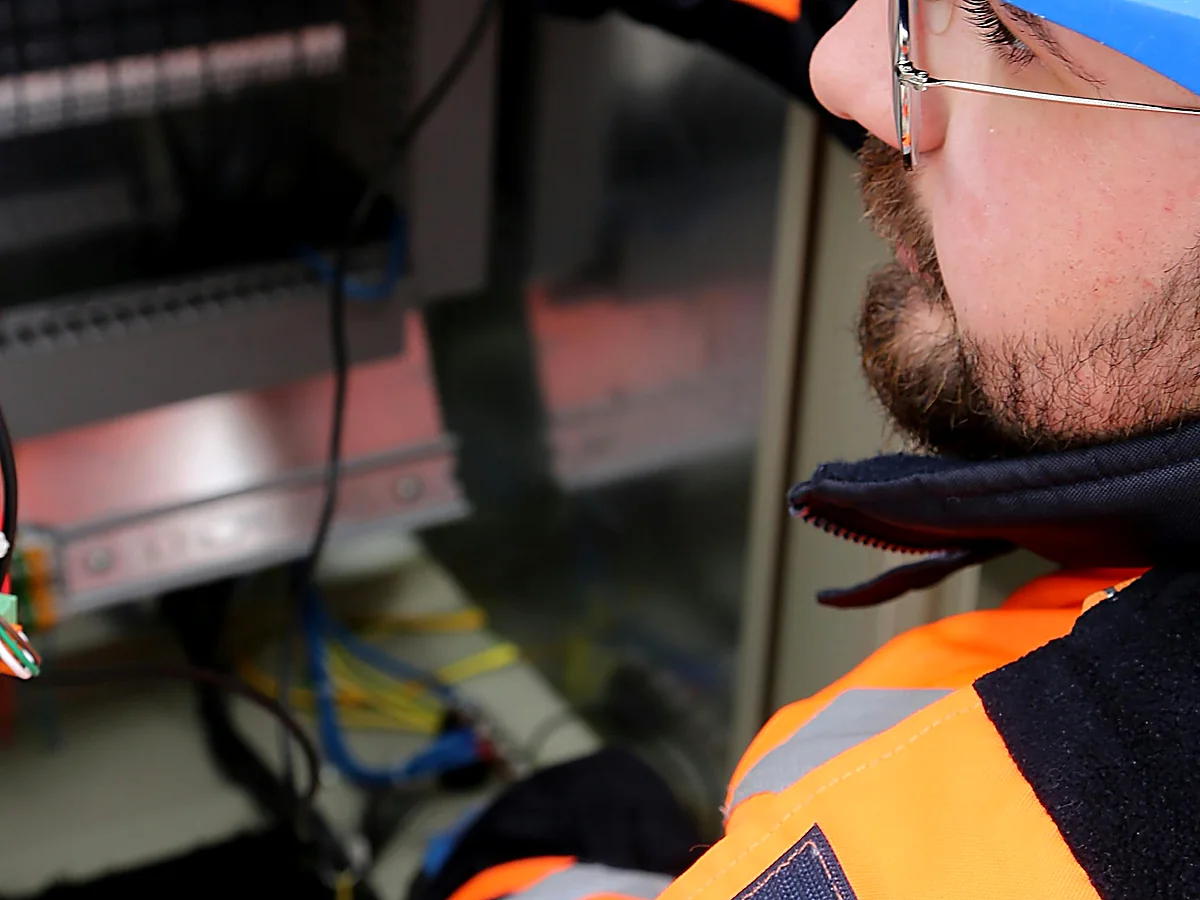 Técnico revisando un cuadro eléctrico en una avería urgente