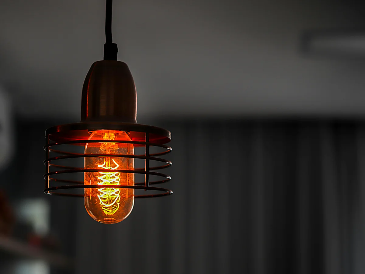 Trabajo eléctrico en vivienda con iluminación y acabados bien resueltos